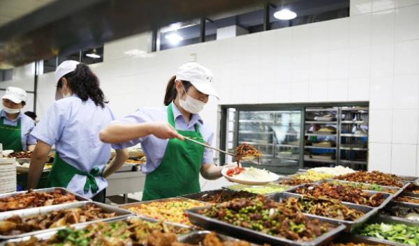 教师|广西高校食堂被调查，多次吃出蚯蚓、蜈蚣，学生：食堂版动物世界