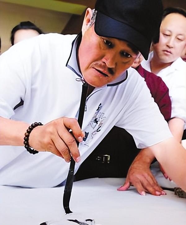 |赵本山:与刘德华周润发拍照站C位,替成龙解围,他的地位有多高