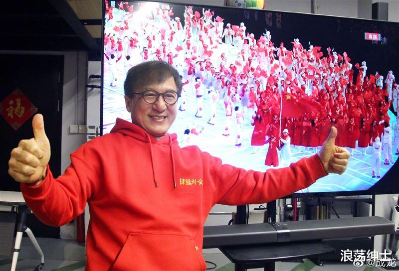 成龙|成龙与美女空姐亲密合照流出!女方承认被要地址电话