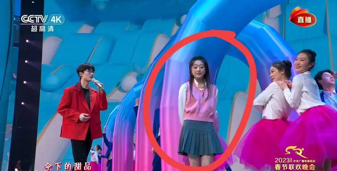 春晚|春晚比明星抢镜的5位素人:脸笑僵的伴舞,一夜爆红的挠头哥和迷茫弟