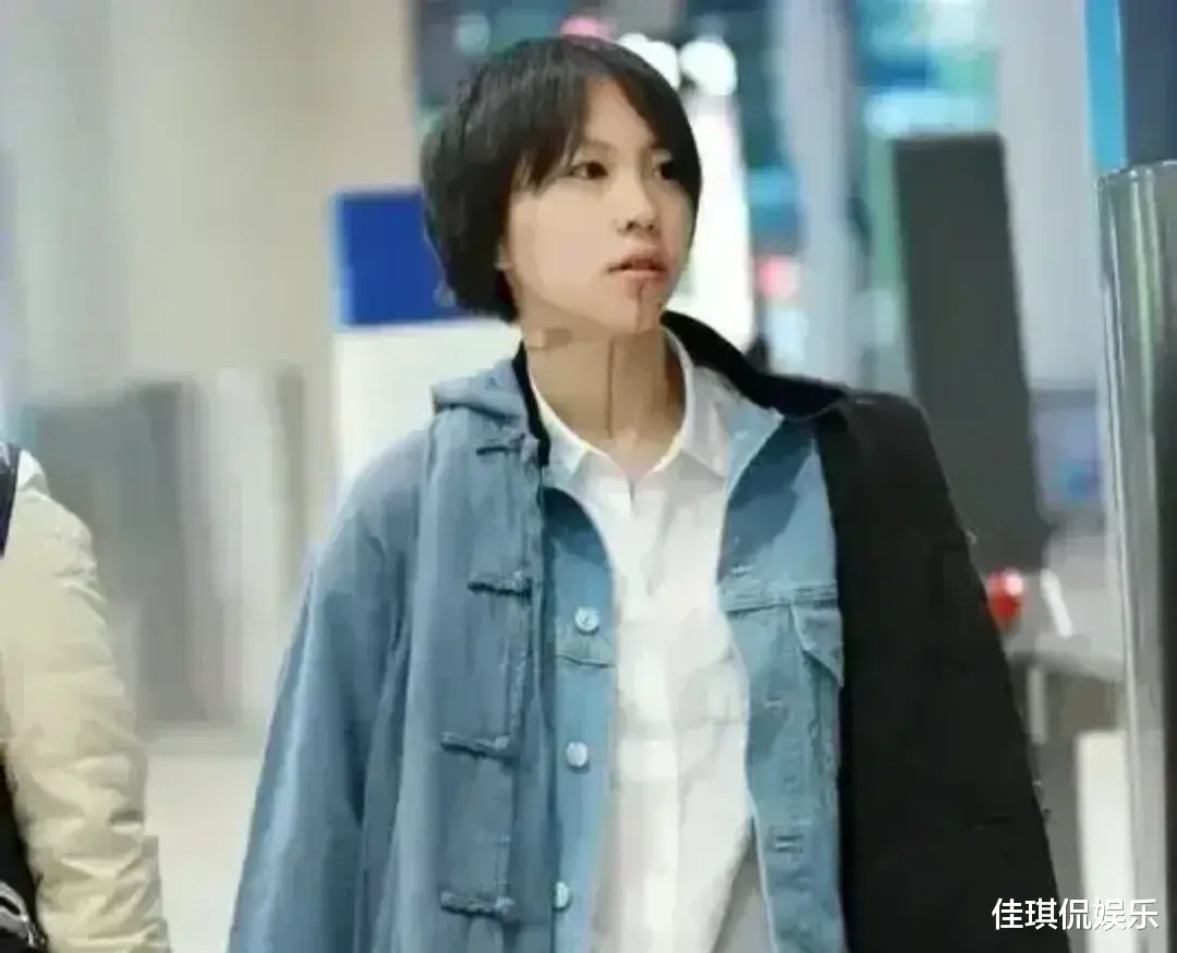 亮剑|王菲女儿窦靖童走上叛逆期,机场亮相为让网友大吃一惊,疯狂!