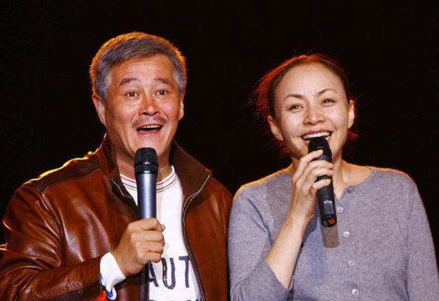 赵本山|春晚将至!赵本山全家福罕见曝光,本山大叔一身橙色卫衣太时尚