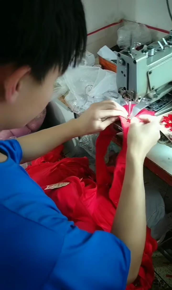 广东小伙缝纫机前缝女性内衣,年纪看着不大,动作娴熟行云流水