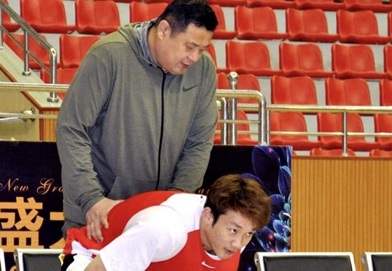 山西男籃|CBA：東西隔一山，主帥兩重天，一個(gè)捧金碗要飯，一個(gè)漏鍋?zhàn)鍪⒀?
onload=