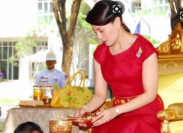 |西拉米一袭红裙惊艳时光，赶赴冷宫愁容满面，悲情困苦离别提帮功