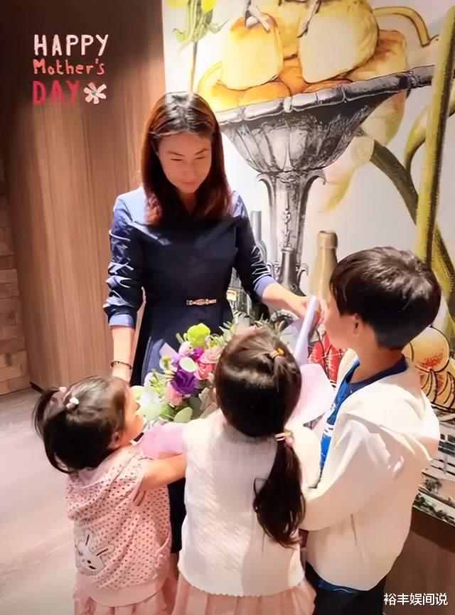 |郭晶晶一家五口庆祝母亲节！三个儿女温馨献花，夫妻同框好甜蜜