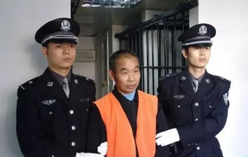 2006年邱兴华走下法庭,含泪与妻子通话后押法场,枪毙前泪流满面