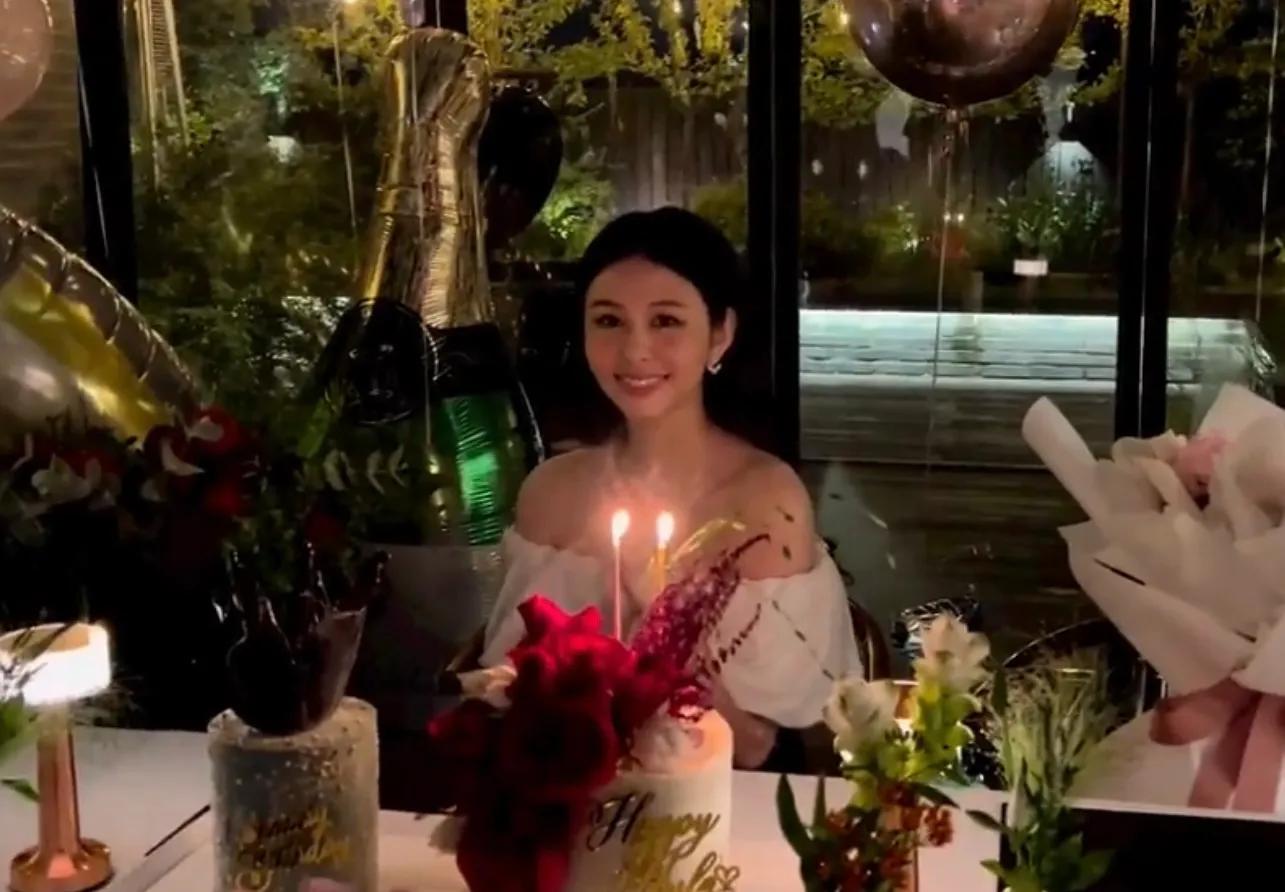 邱淑贞|邱淑贞大女儿晒庆生照，21岁沈月颜值气质出众，完美继承妈妈美貌