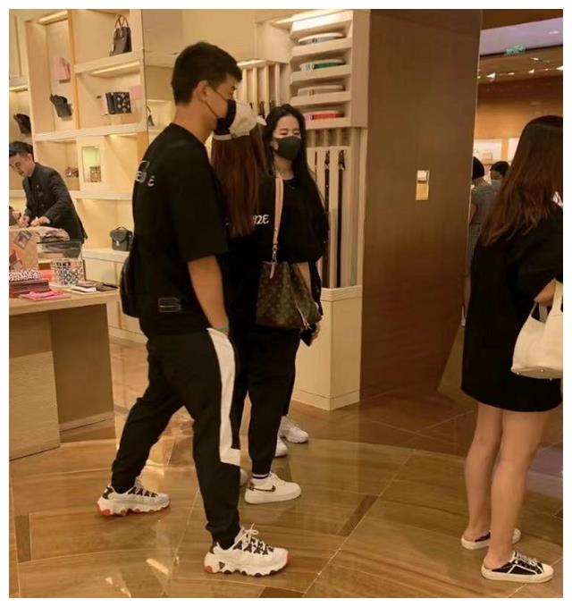 刘亦菲|刘亦菲逛街买包遭求签名！皮肤白嫩长相惊艳，身上一条围巾8000块