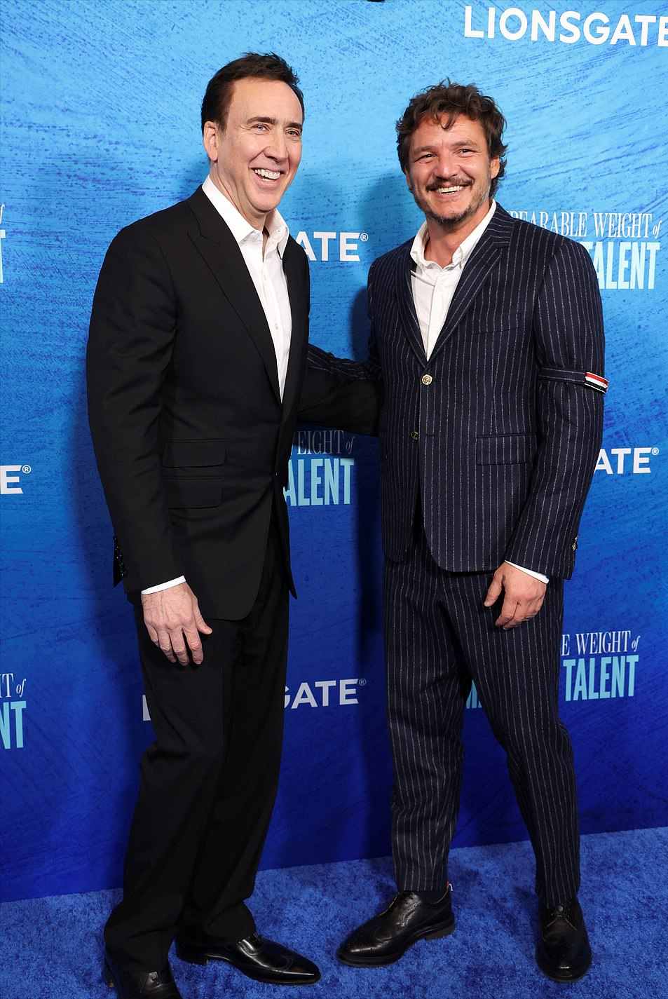 尼古拉斯·凯奇|尼古拉斯凯奇日本携妻走红毯！娇妻穿蓝裙遮孕肚，31岁大儿子像流浪汉