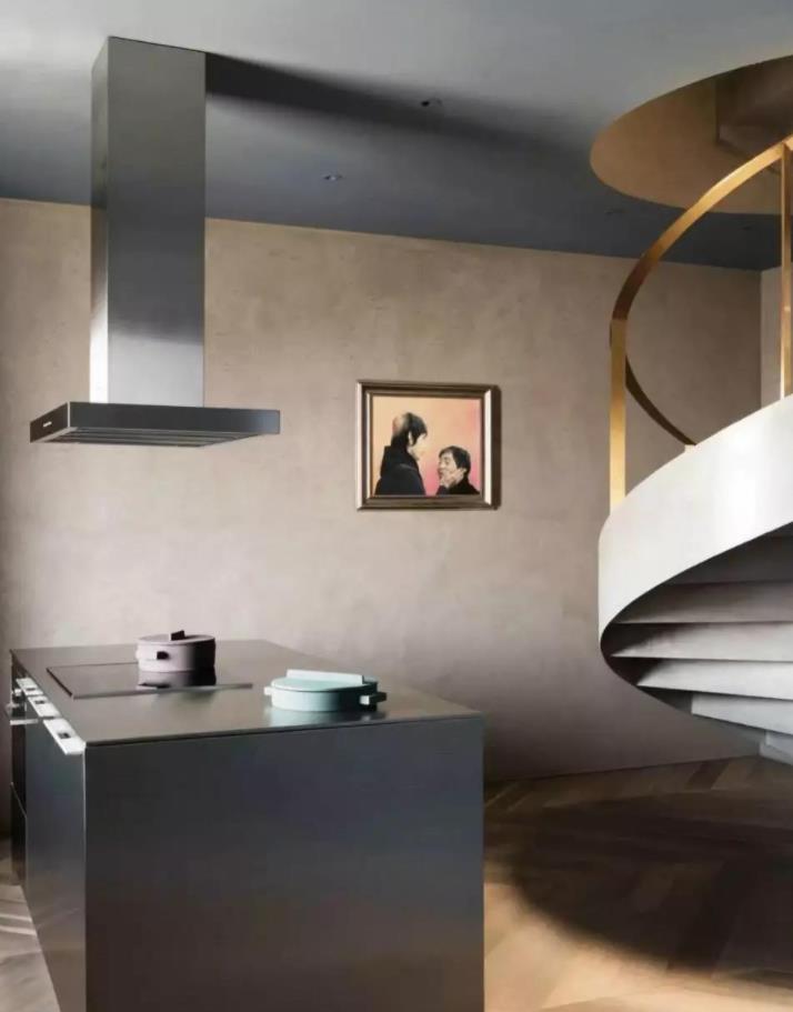 晒晒井柏然住的豪宅，室内几乎没什么装修，墙面还是水泥状态