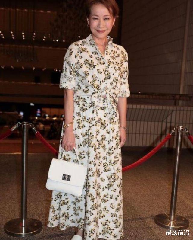 59岁叶童和老公现身，穿碎花裙留短发气质出众，不扮嫩反而更自然