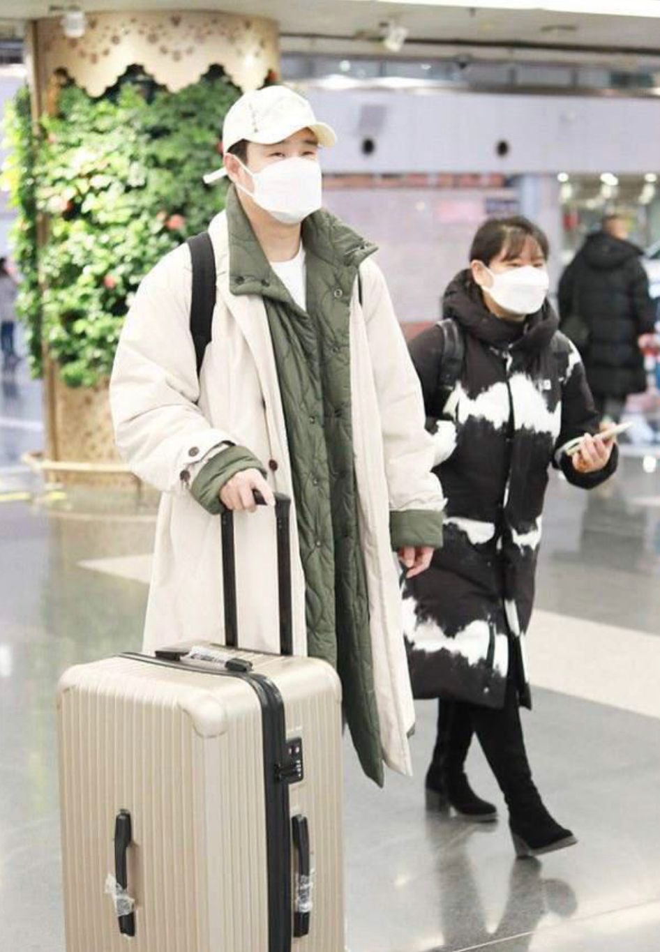 短发 小沈阳走机场，大衣套羽绒服保暖到位，老婆剪齐刘海也遮不住发缝