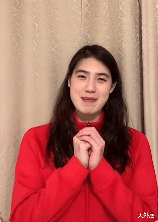 宁泽涛|除夕夜，宁泽涛一袭红衣，女排国手丸子头，孙一文“左拥右抱”！