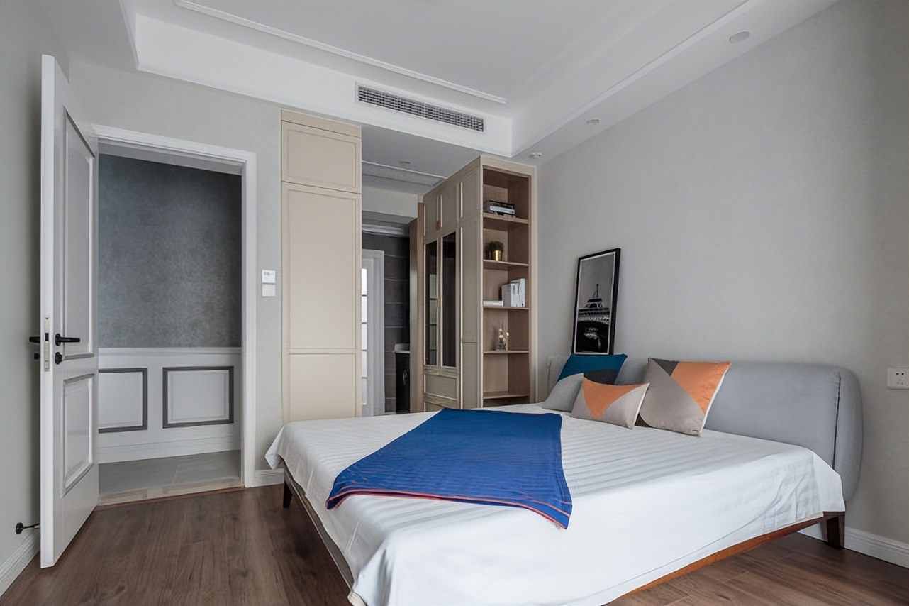 129平绿色窗帘与灰色构成强烈的对比,香槟金的搭配有奢华情调