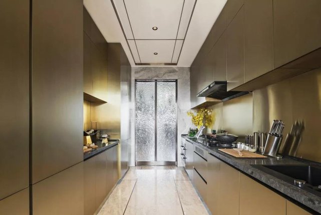 147平中式四居室,你看卧室牡丹花仙鹤背景墙俗气吗