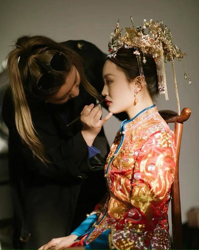 |王威官宣结婚登顶热搜第一，好友杨幂送祝福，妻子颜值高气质佳