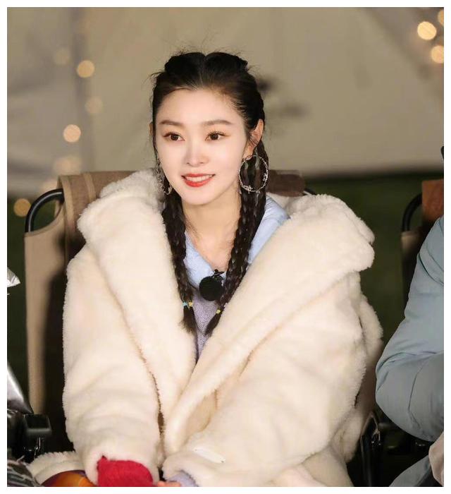 白敬亭被曝恋情后首发声，10字动态引争议，取关合作女演员疑避嫌