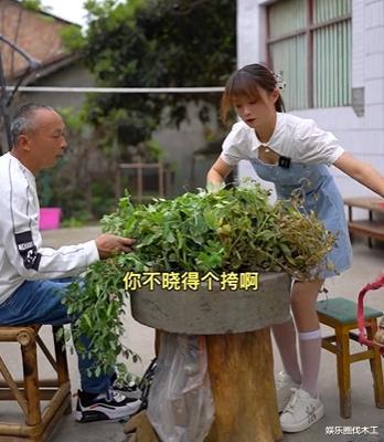 |网红严素承认已婚后首条视频翻车？网友：穿成这样根本干不了活