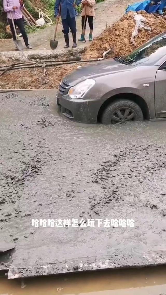 男子驾车经过未修好的路面,陷入水泥浆中,村民:不听劝的后果