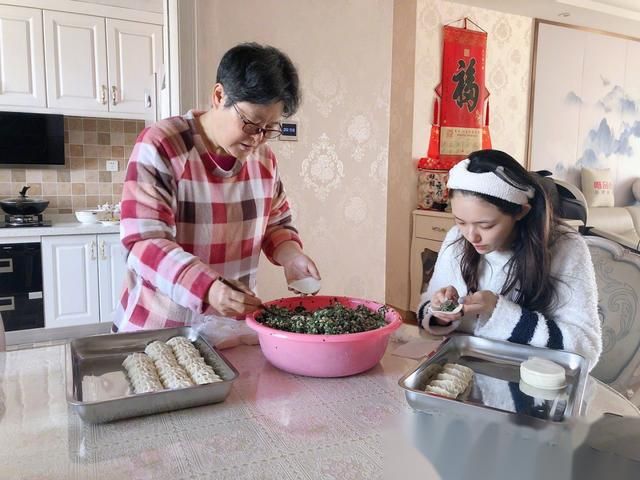 林允|26岁林允晒出北京的豪宅走红网络，全屋乱到极致，网友：很真实！