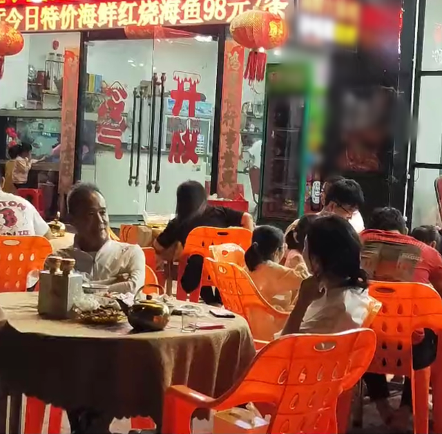 田朴珺|71岁富豪王石吃露天大排档,与娇妻田朴珺秀恩爱