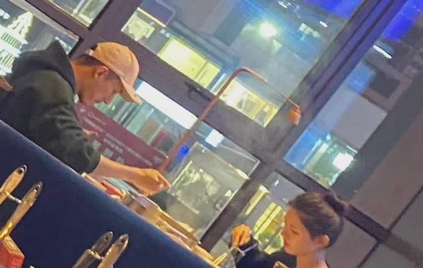 张予曦|张予曦刘学义被偶遇吃火锅，男方给女方剥虾，曾否认恋情只是好友