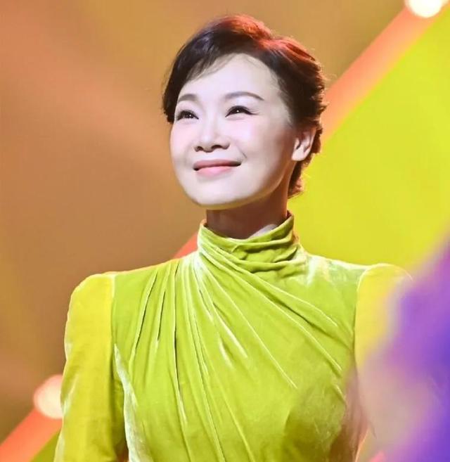 吕薇|歌唱家吕薇：与男友分手后和妈妈抱头痛哭，51岁终获幸福