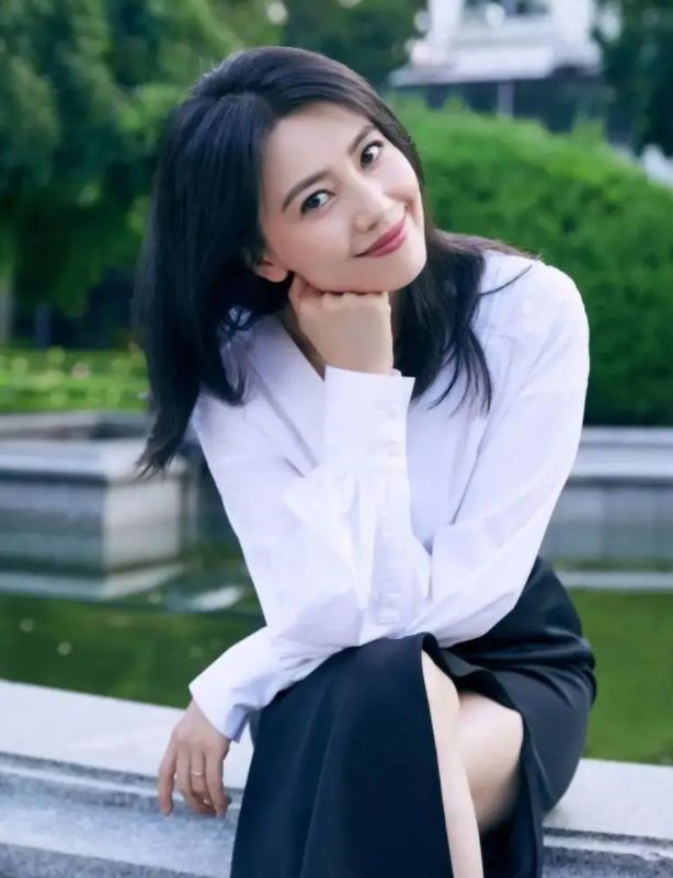 减脂 高圆圆低调打扮也好惊艳,穿风衣配V领衬衫,扎低马尾气质真好