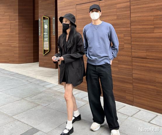 李光洁|李光洁哄睡孩子，与90后娇妻庆生享二人世界，主动献吻结婚3年还腻歪