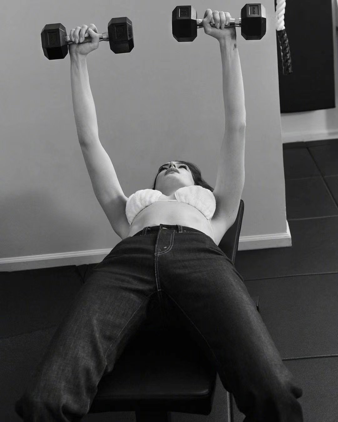 安妮·海瑟薇|40岁安妮海瑟薇比年轻时还美!新大片穿背心做运动,肌肉腿真性感