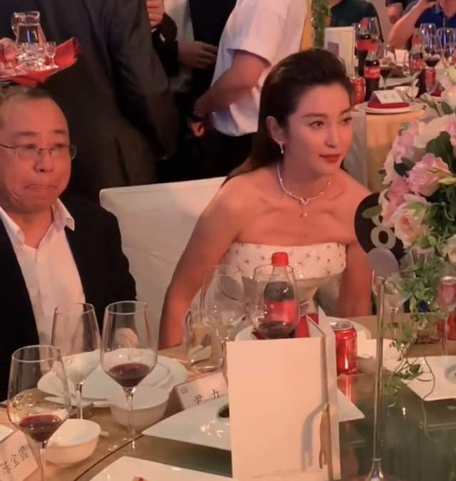 李冰冰|李冰冰与众富豪聚餐，小露香肩身材火辣，博纳总裁上海前首富均在