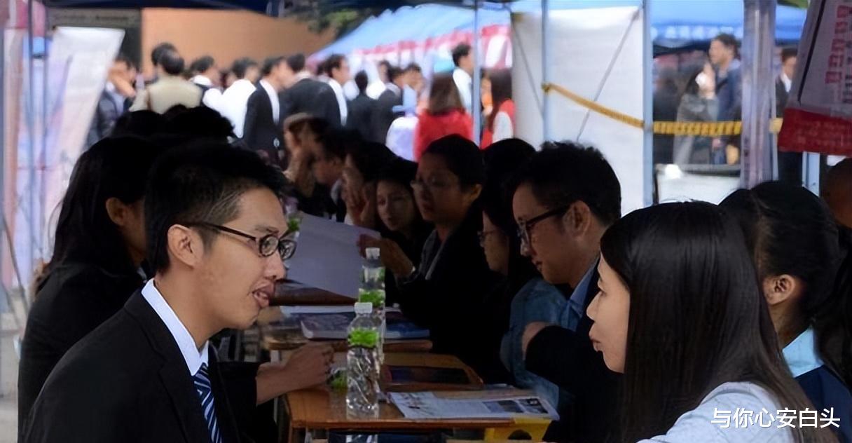 大学生|刷厕所是企业文化？女生入职当日遇奇葩要求，离职后仍被人身攻击