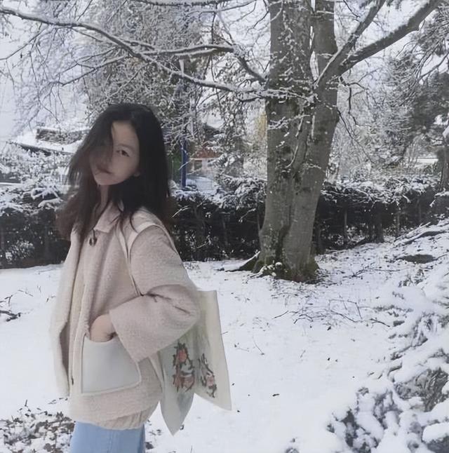 王菲|王菲的女儿16岁了，叛逆又性感胆量不输妈妈，网友：风尘味好重