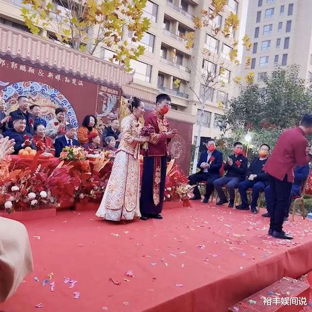 新型冠状肺炎|“东方甄选”YoYo婚礼现场曝光!隔着口罩亲吻,新郎近照高大帅气