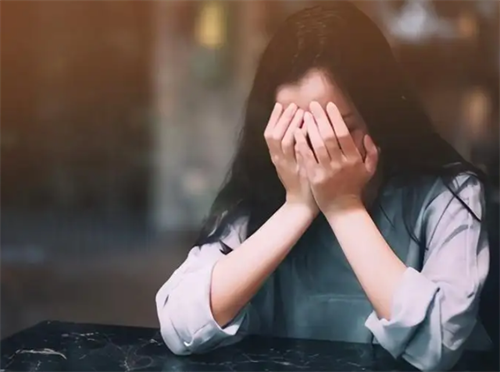 案例:男子带情人回家偷欢,醒后发现自己双腿被锯,情人浑身鲜血