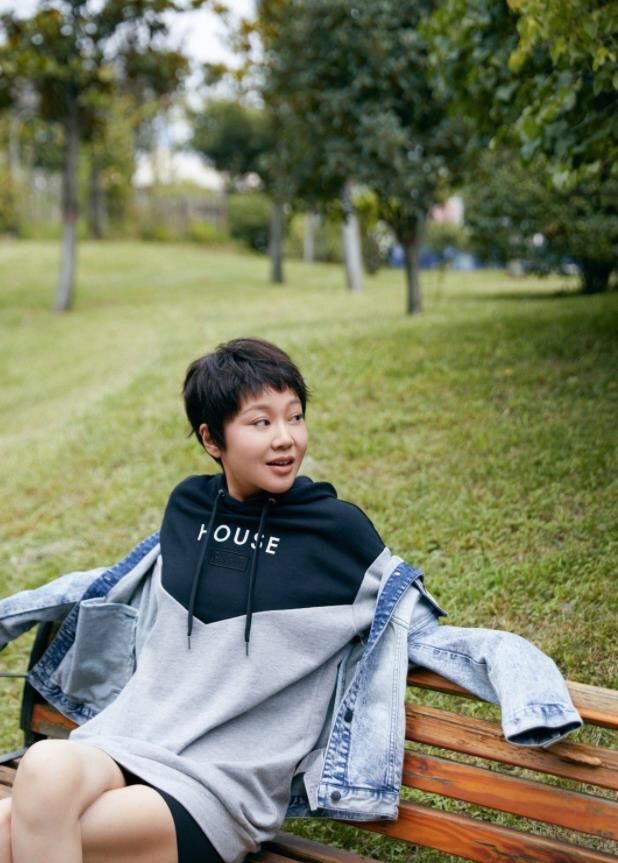 短发 看到51岁闫妮换发型才明白:为什么中年女人喜欢剪短发,确实洋气