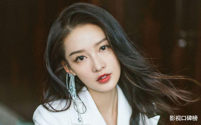 李沁|李沁上《麻花特开心》被送鸡腿，撕不掉的标签是没有起色的事业