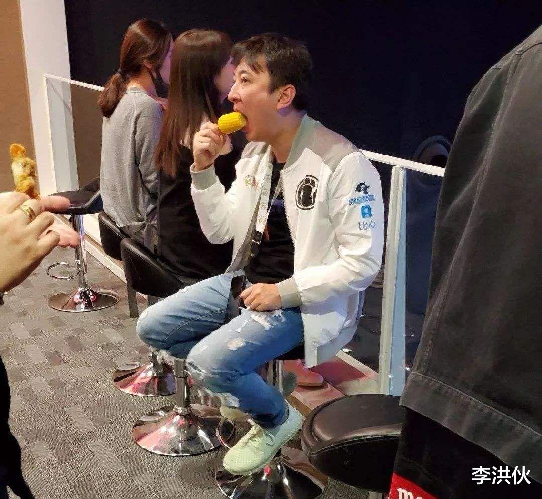 王思聪|王思聪直播首秀，网友拼命刷礼物，最后“含泪”赚了700万打赏