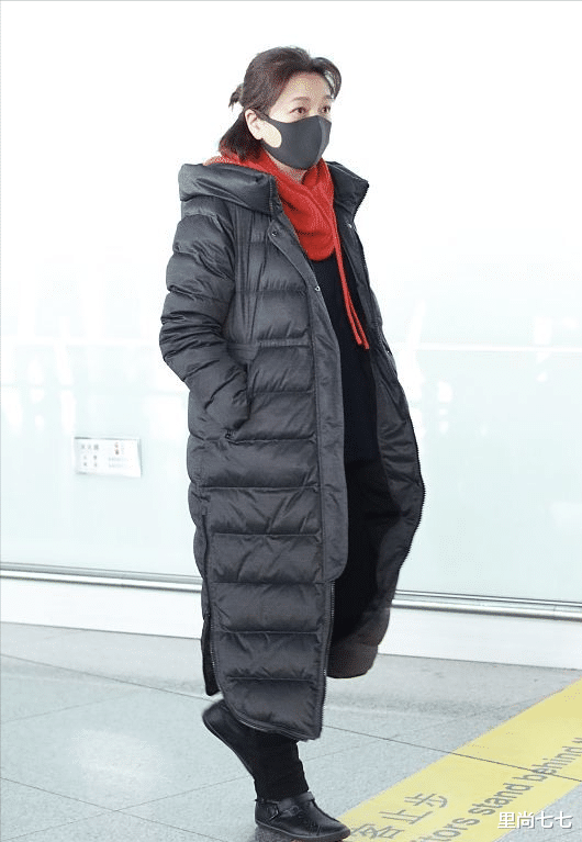 穿衣搭配|54岁江珊终于复出，不做发型全场最朴素，奶奶风打扮更暴露年龄