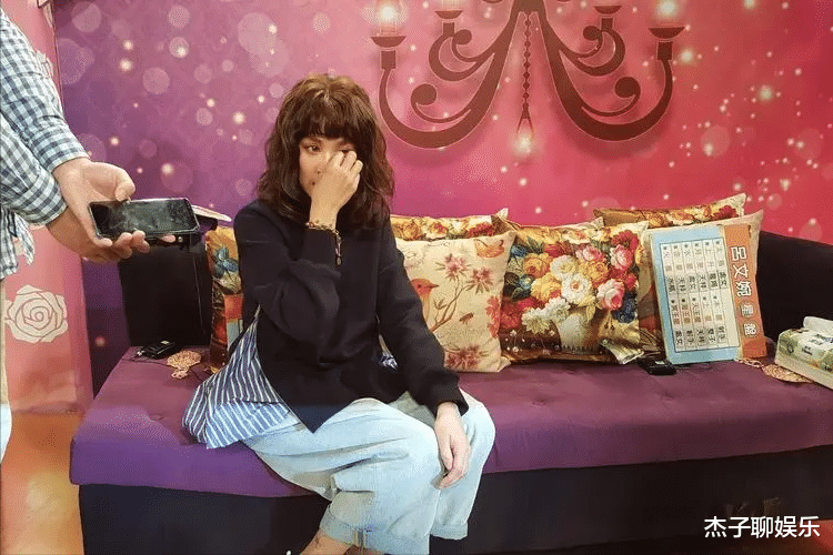 酒吧|53岁袁惟仁成植物人后,前妻带着一双儿女来照顾他,网友:不值得