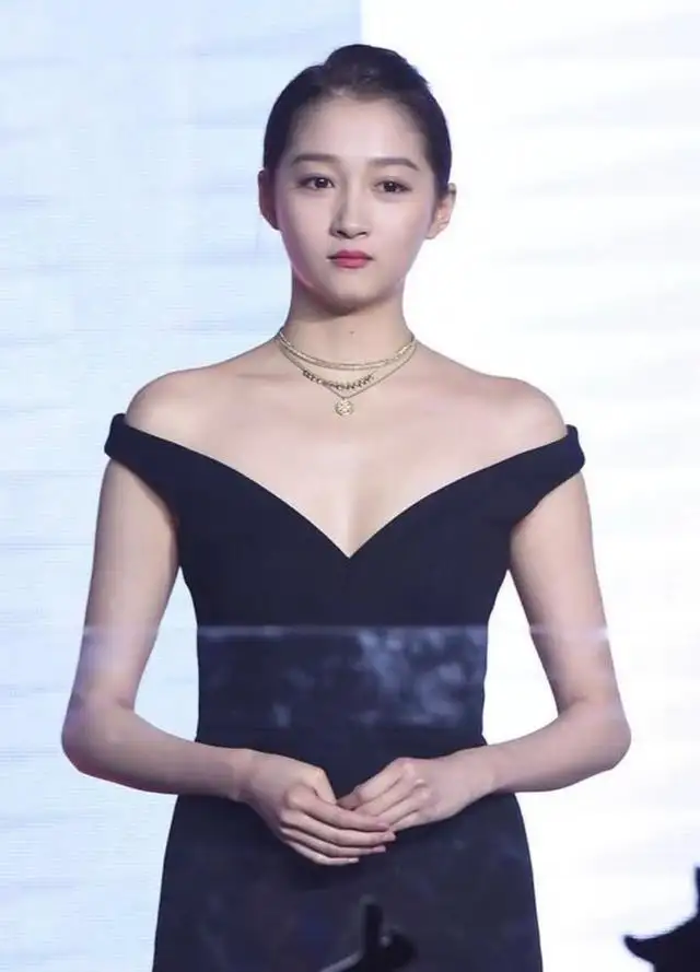 生图|小肚腩，痘痘肌，法令纹，显壮硕，明星的生图，是另一种人间真实