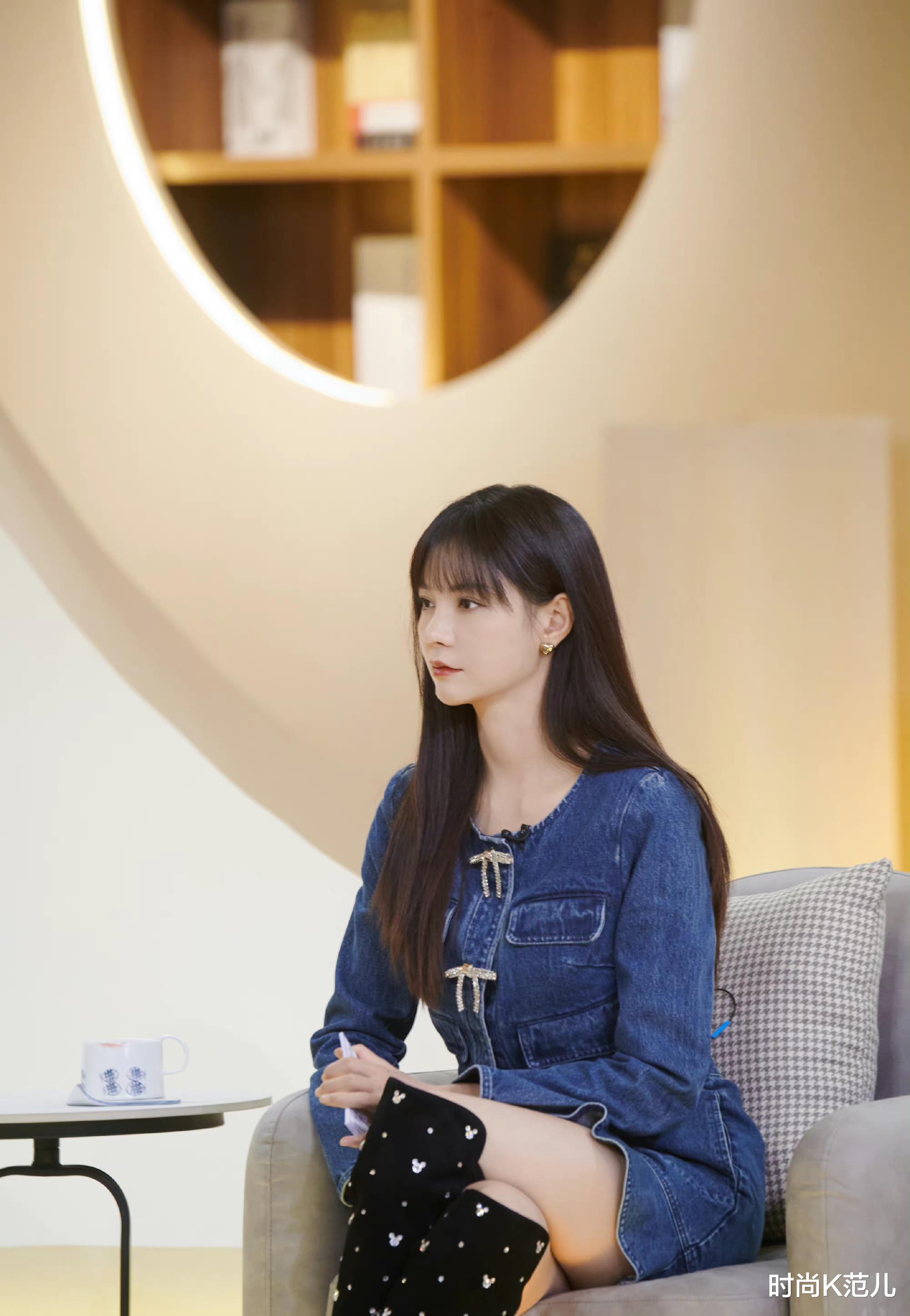 运动 沈梦辰又剪空气刘海了,穿一身牛仔裙录节目,乖巧又甜美!