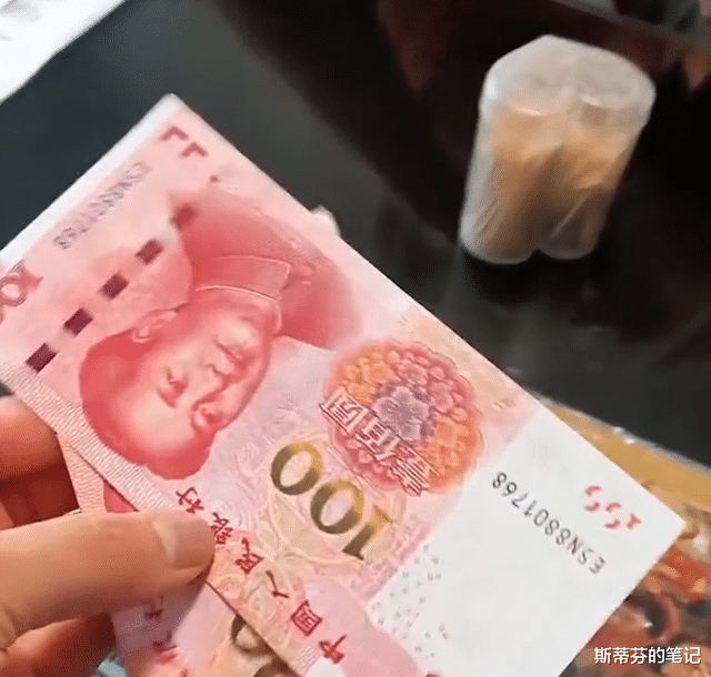 上海:98岁房东收租,桌子摆上万现金,整理时送200元给租客儿子