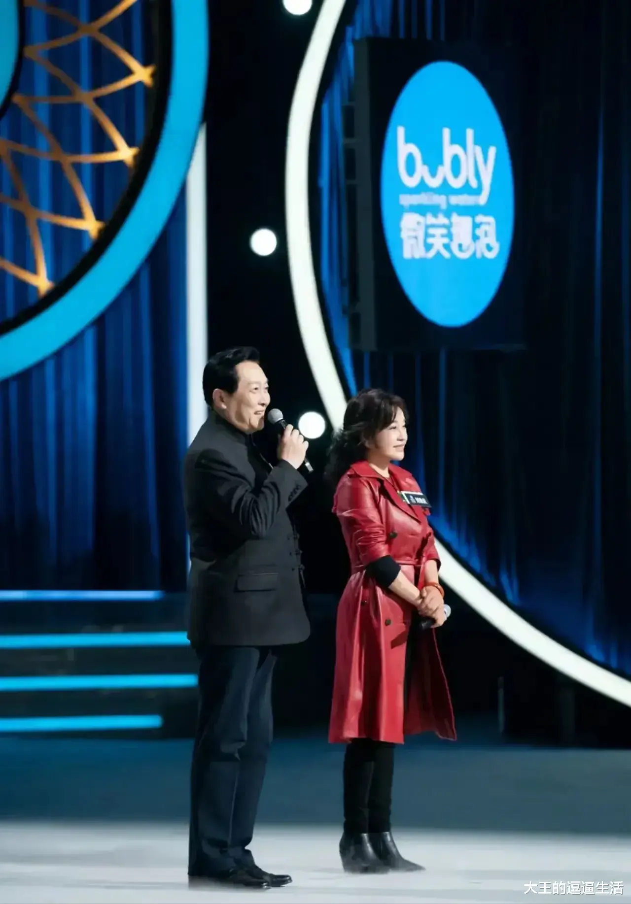 刘晓庆|刘晓庆和唐国强时隔43年再重聚，穿皮衣配小黑裤，状态保持得真好