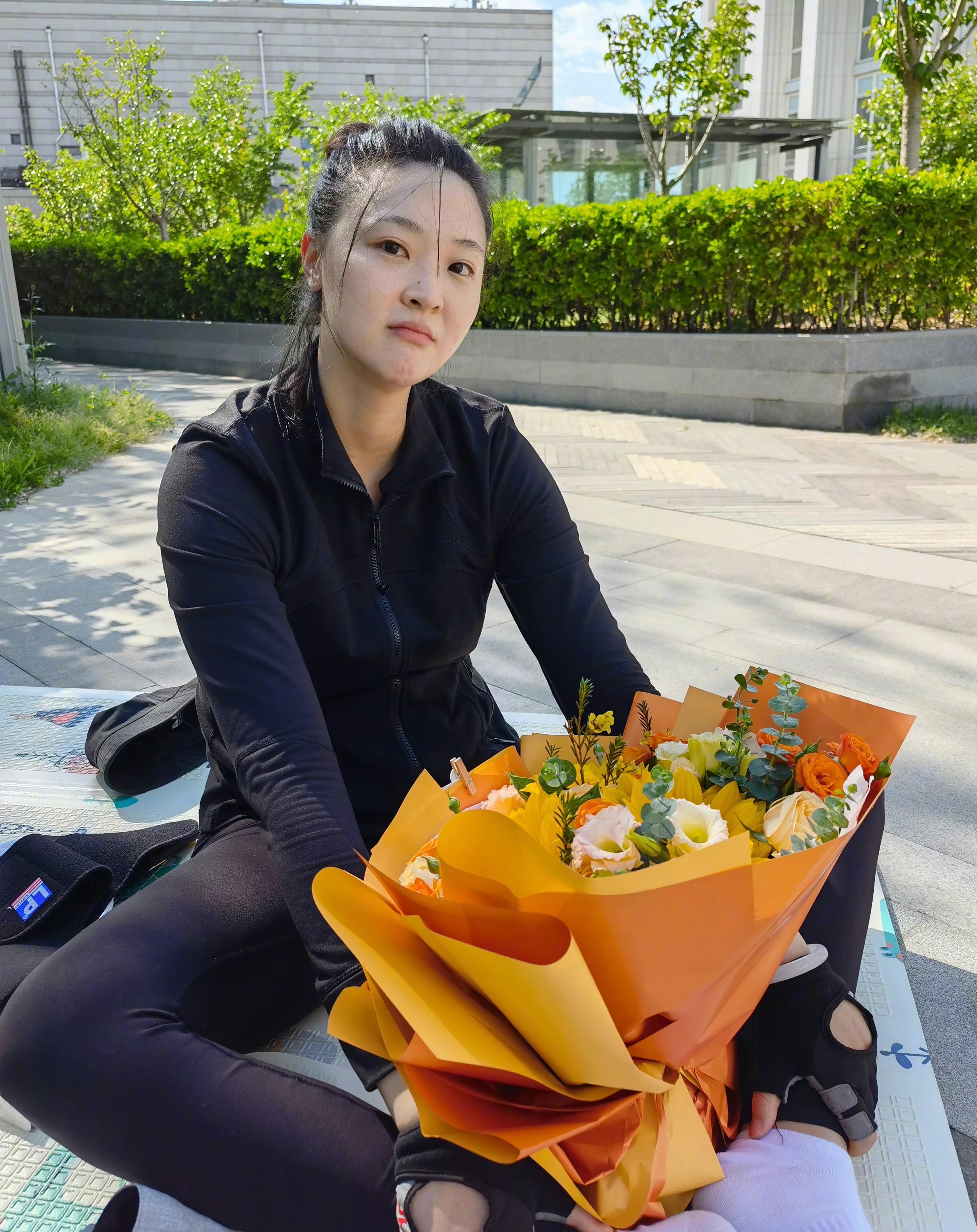 惠若琪|惠若琪发展新爱好，晒照庆祝结婚四年，丈夫抱娃“腼腆”站身后