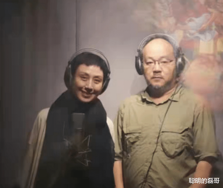 窦唯|52岁窦唯头发花白身材发福，和李诚儒前妻合照显拘谨