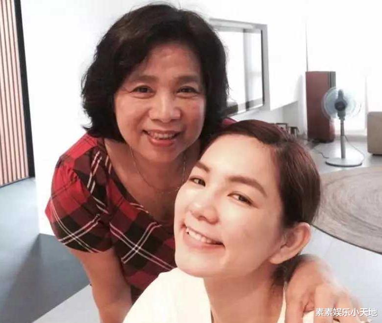 |Ella出席“寒冬助老”慈善会，替妈妈道歉，现场数次感动落泪