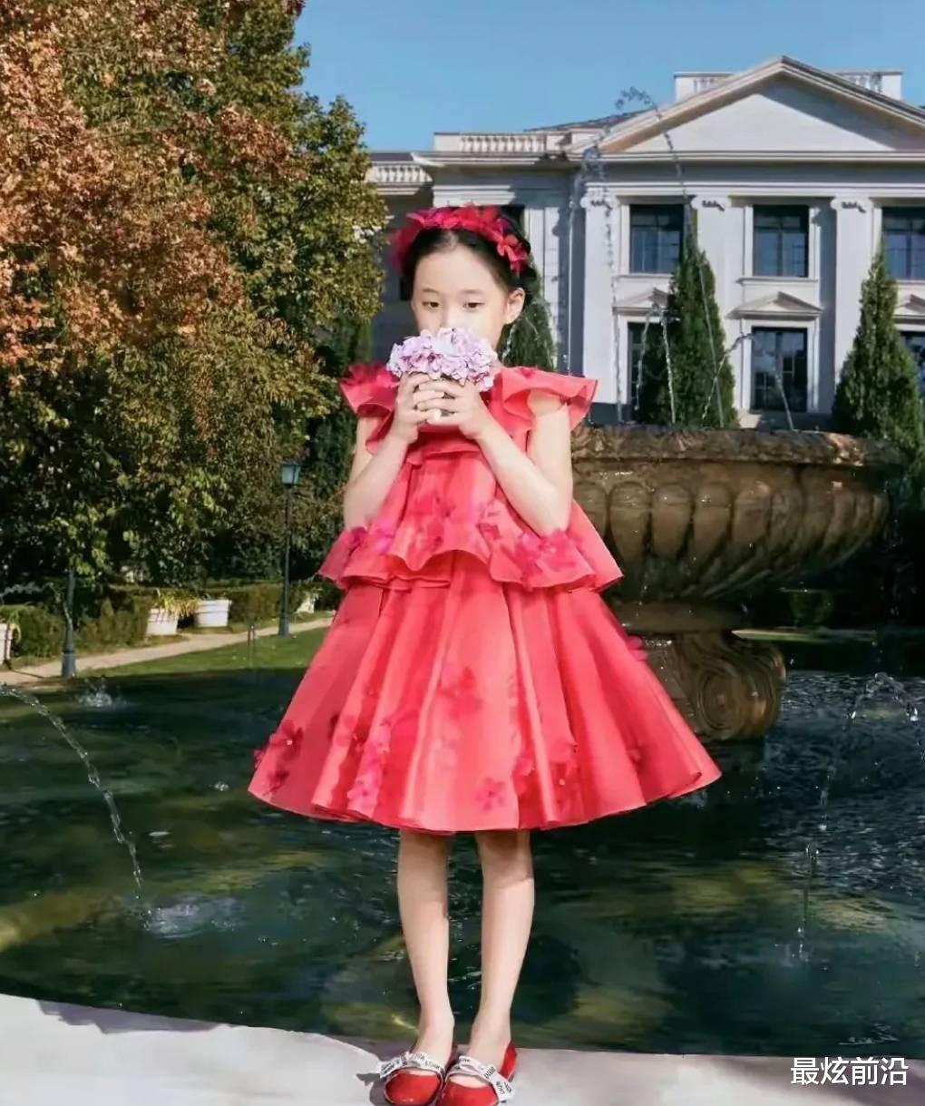 梅婷|梅婷女儿连穿4套公主裙，可爱灵动俏皮，简直是妈妈的“复刻版”