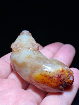 和田玉籽料|明 和田玉 籽料 留皮受沁 玉牛 把件 摆件